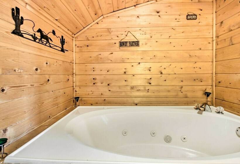Cabin W/ Hot Tub & Deck ~ 12 Mi To Pigeon Forge!