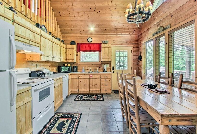 Cabin W/ Hot Tub & Deck ~ 12 Mi To Pigeon Forge!