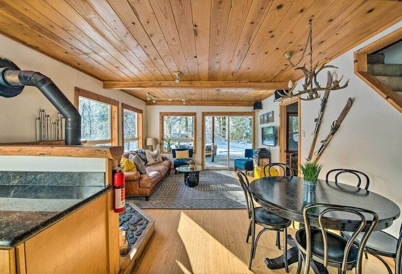 Mysty Mountain Cabin On River: Near Stevens Pass!