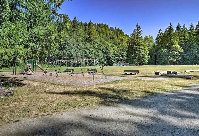 Mysty Mountain Cabin On River: Near Stevens Pass!