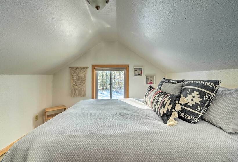 Mysty Mountain Cabin On River: Near Stevens Pass!