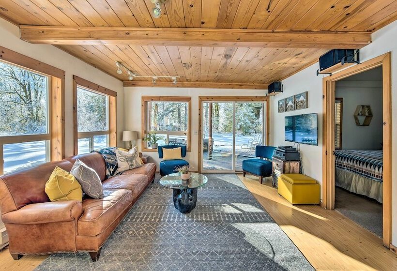 Mysty Mountain Cabin On River: Near Stevens Pass!