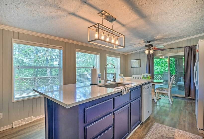 Noteworthy Cabin: Grill, Walk To Beaver Lake!