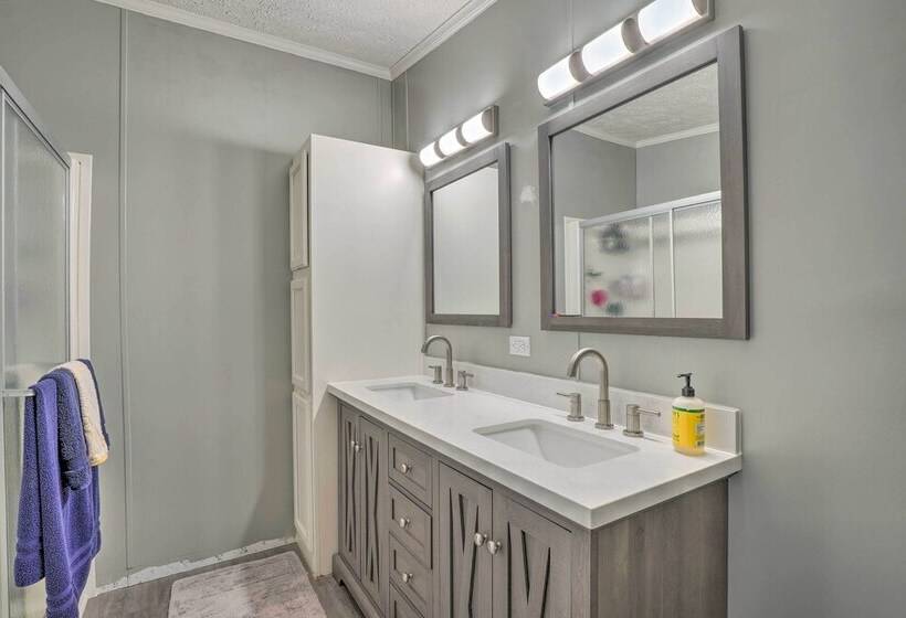 Noteworthy Cabin: Grill, Walk To Beaver Lake!