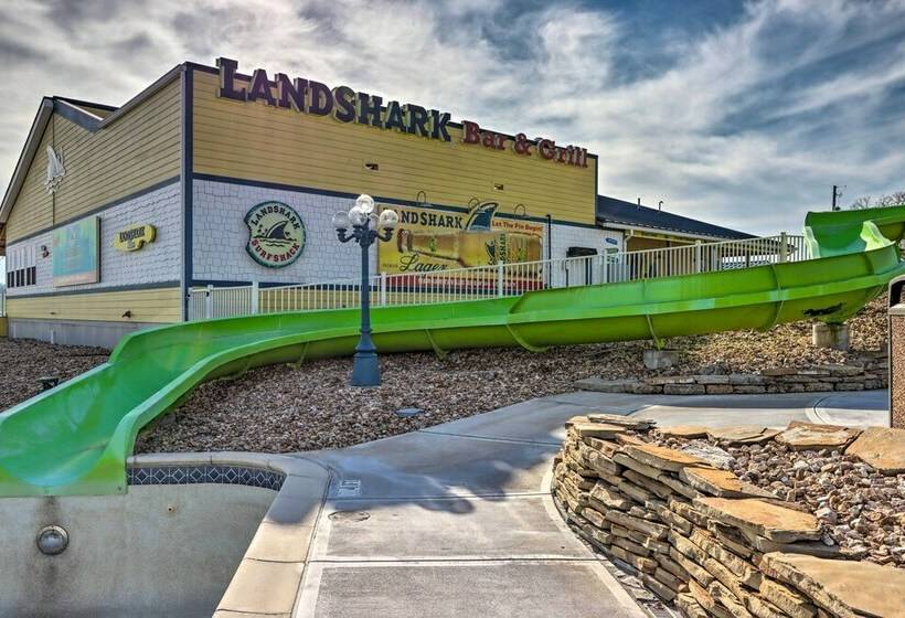 < 1 Mi To The Lake: Osage Beach Home W/ Deck