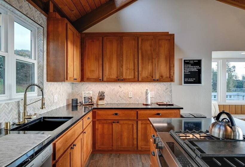 Pacific Coast House W/ Private Hot Tub!