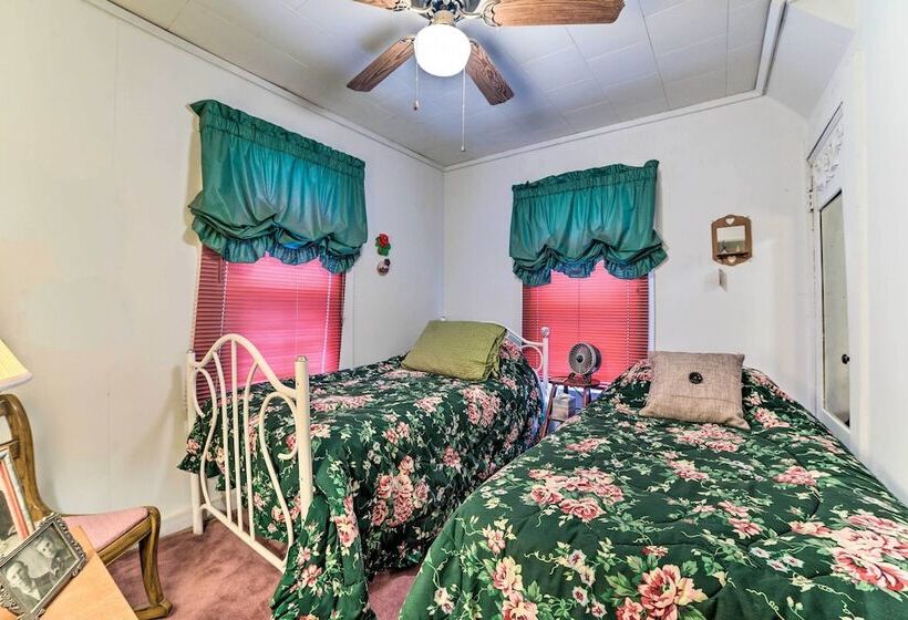 Peaceful Hazel Cottage W/ Deck & Yard!