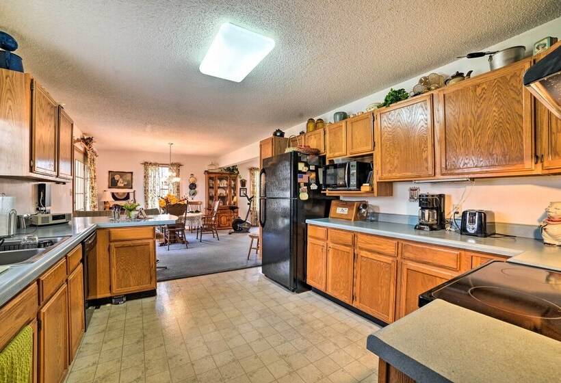 Peaceful Hazel Cottage W/ Deck & Yard!