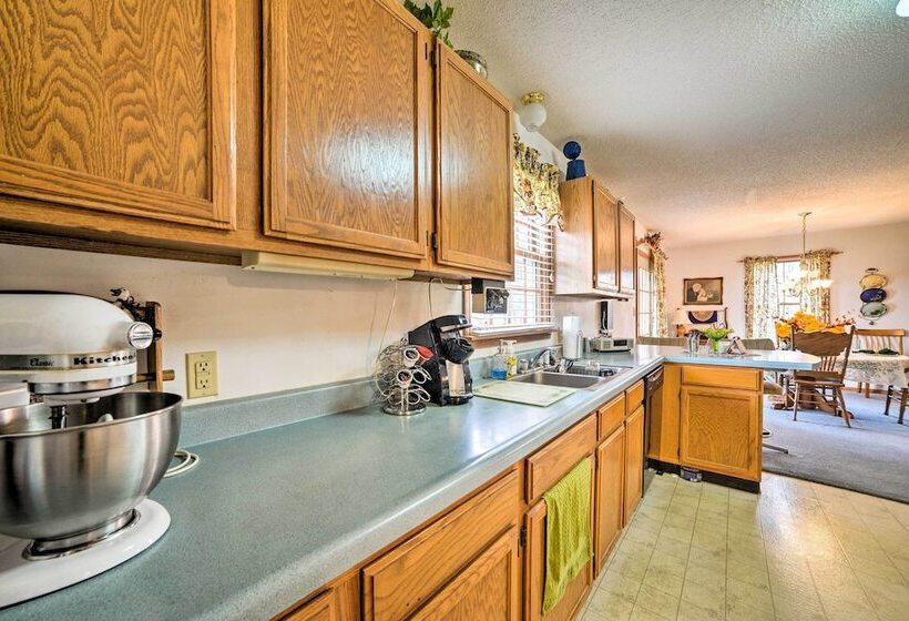 Peaceful Hazel Cottage W/ Deck & Yard!