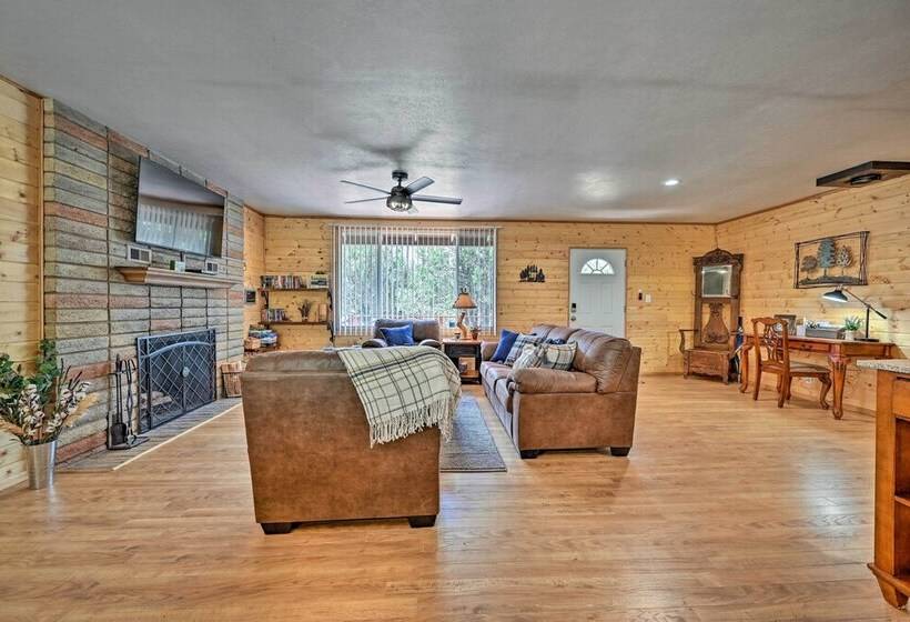 Peaceful Strawberry Cabin: Fire Pit & Hot Tub