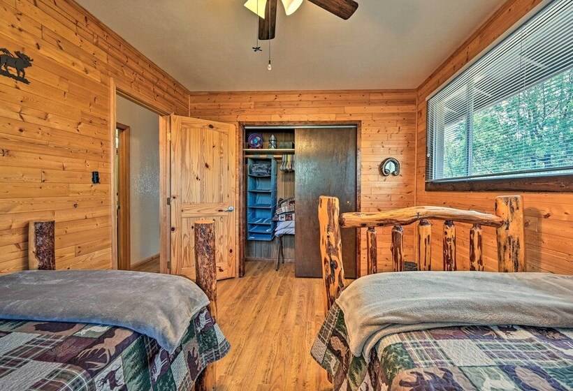 Peaceful Strawberry Cabin: Fire Pit & Hot Tub