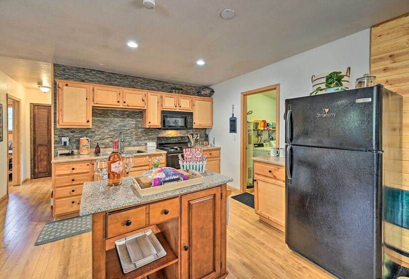 Peaceful Strawberry Cabin: Fire Pit & Hot Tub