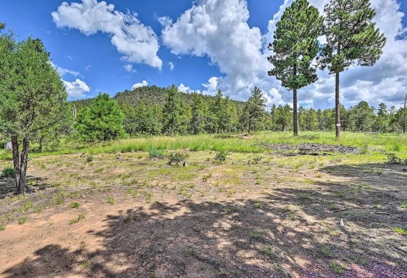 Peaceful Strawberry Cabin: Fire Pit & Hot Tub