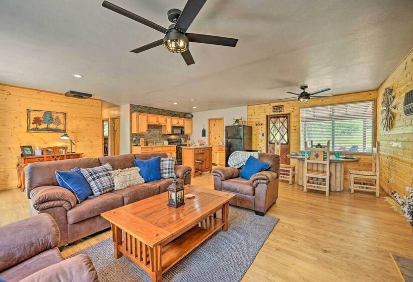 Peaceful Strawberry Cabin: Fire Pit & Hot Tub