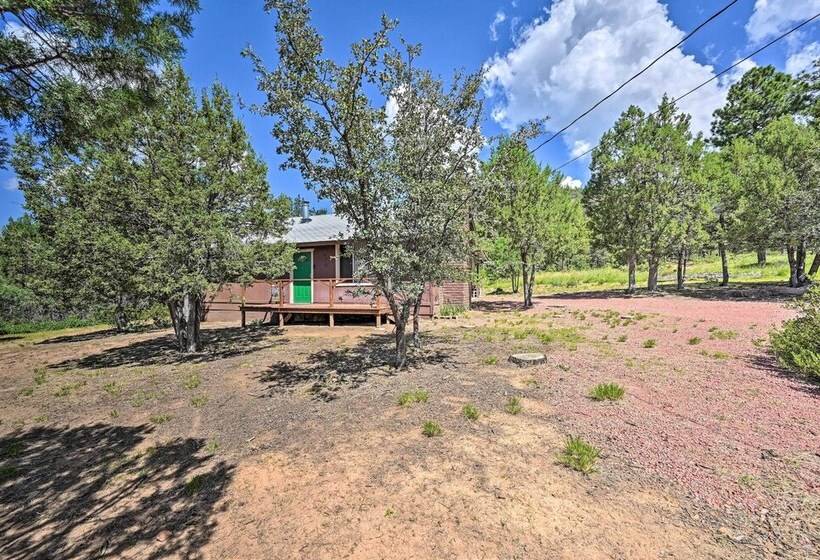 Peaceful Strawberry Cabin: Fire Pit & Hot Tub
