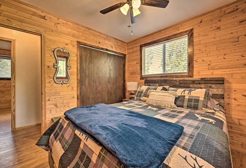 Peaceful Strawberry Cabin: Fire Pit & Hot Tub