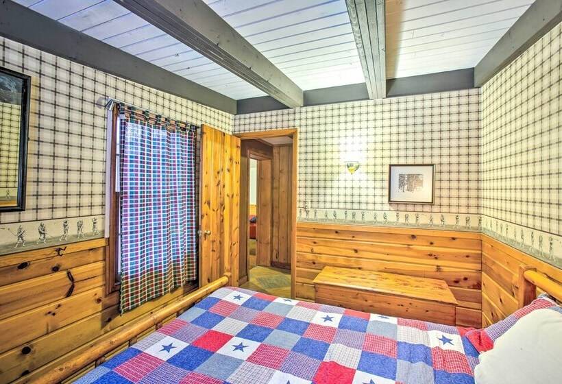 Peaceful Traverse City Cabin ~ 16 Mi To Dtwn!