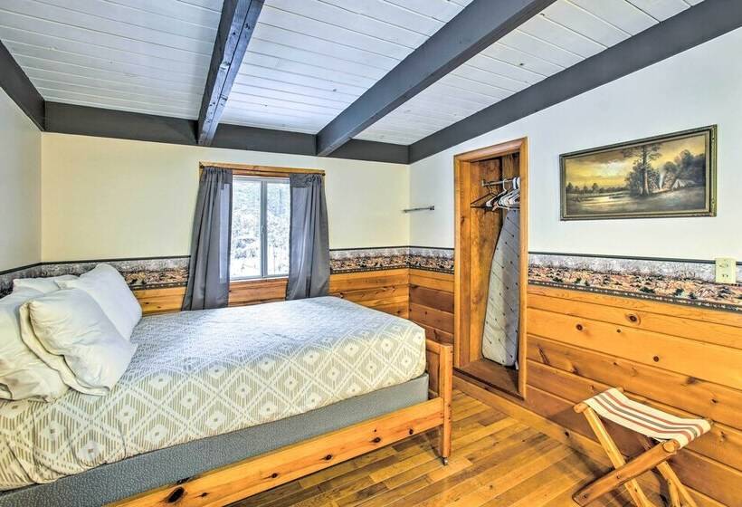 Peaceful Traverse City Cabin ~ 16 Mi To Dtwn!