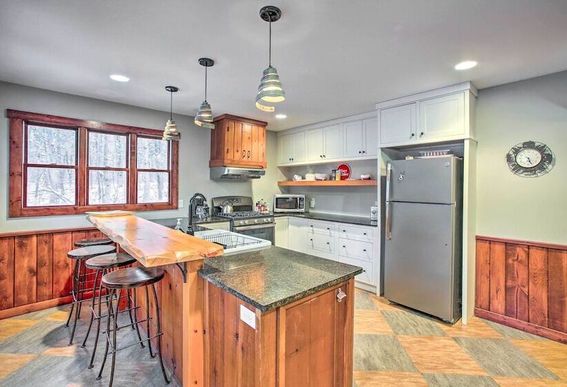 Peaceful Traverse City Cabin ~ 16 Mi To Dtwn!