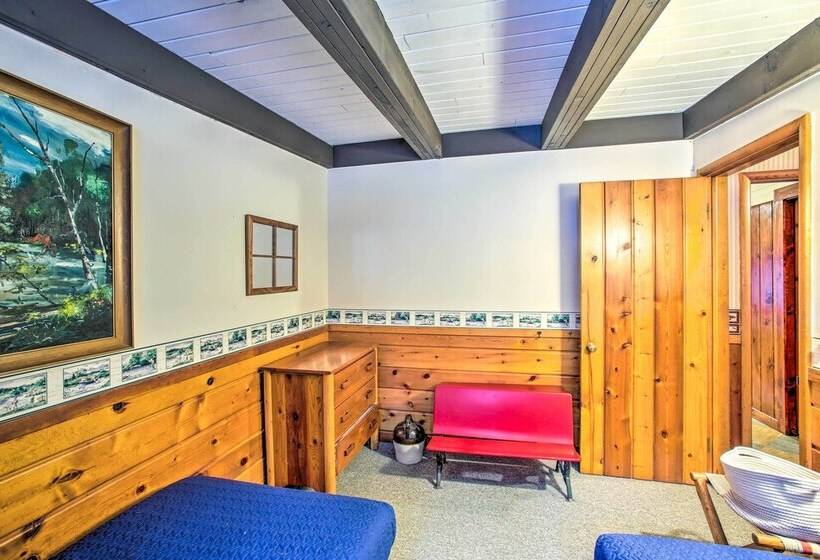 Peaceful Traverse City Cabin ~ 16 Mi To Dtwn!