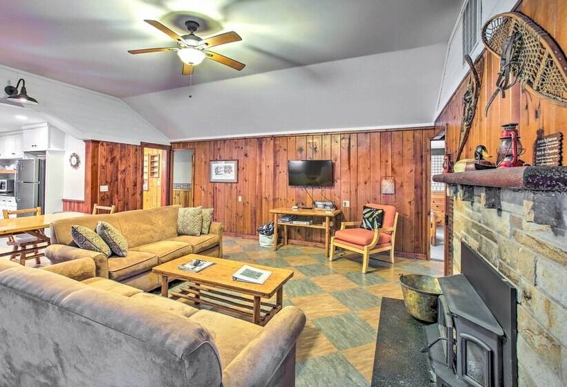 Peaceful Traverse City Cabin ~ 16 Mi To Dtwn!