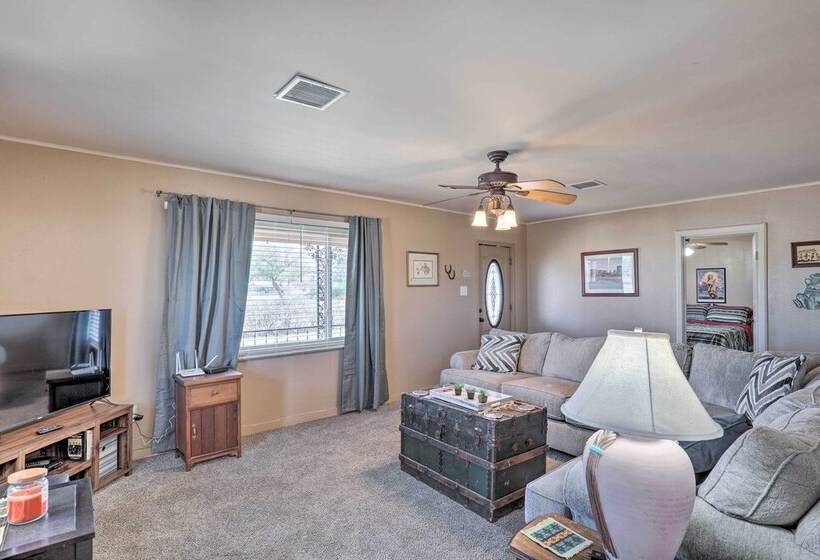 Pet Friendly Abode W/ Yard, Near Outdoor Hotspots!