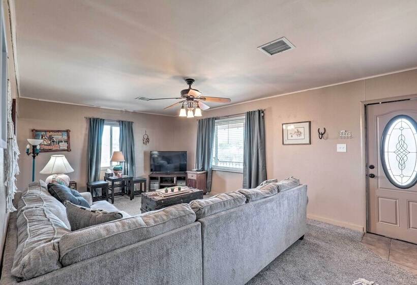 Pet Friendly Abode W/ Yard, Near Outdoor Hotspots!