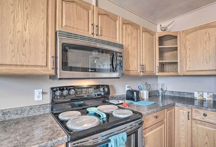 Pet Friendly Abode W/ Yard, Near Outdoor Hotspots!