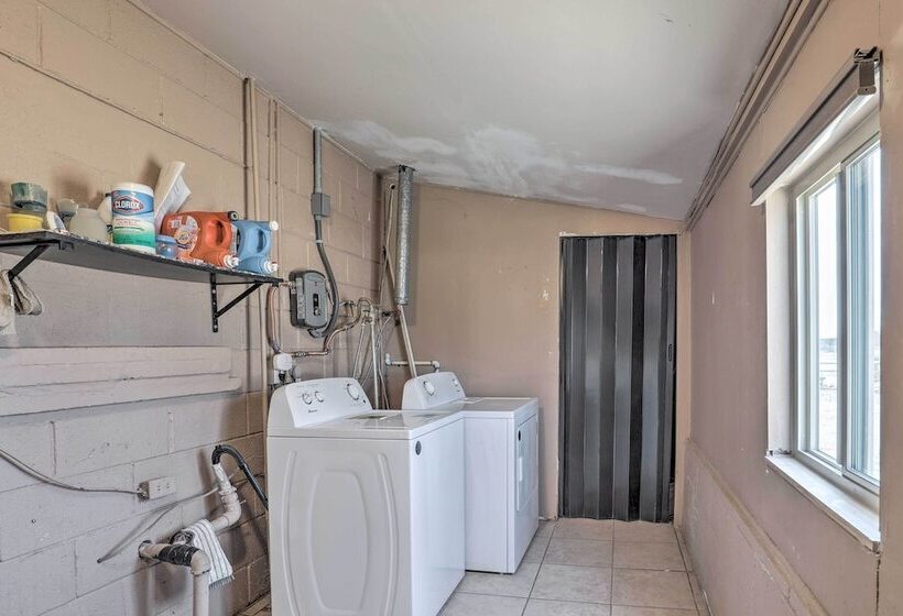 Pet Friendly Abode W/ Yard, Near Outdoor Hotspots!