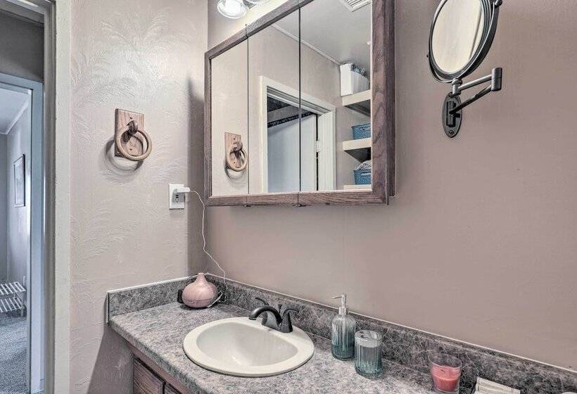 Pet Friendly Abode W/ Yard, Near Outdoor Hotspots!