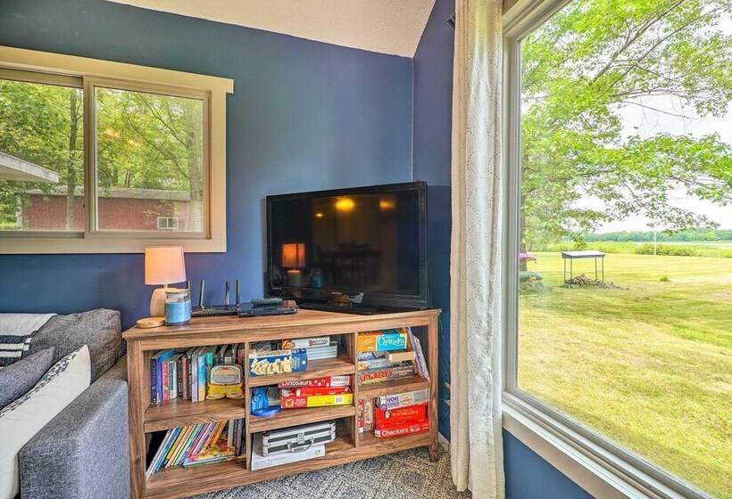 Cottage On Tubbs Lake W/ Fire Pit Near Skiing!