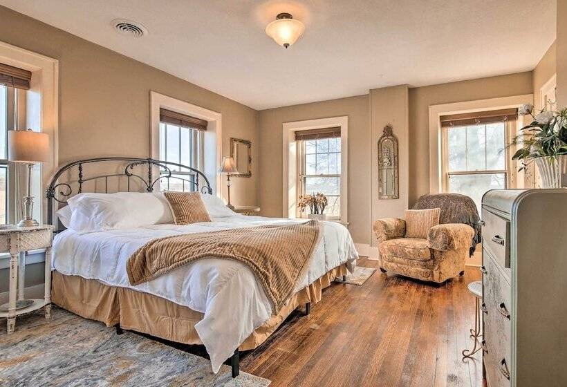 Pet Friendly Home: Grill & Fire Pit In Manhattan