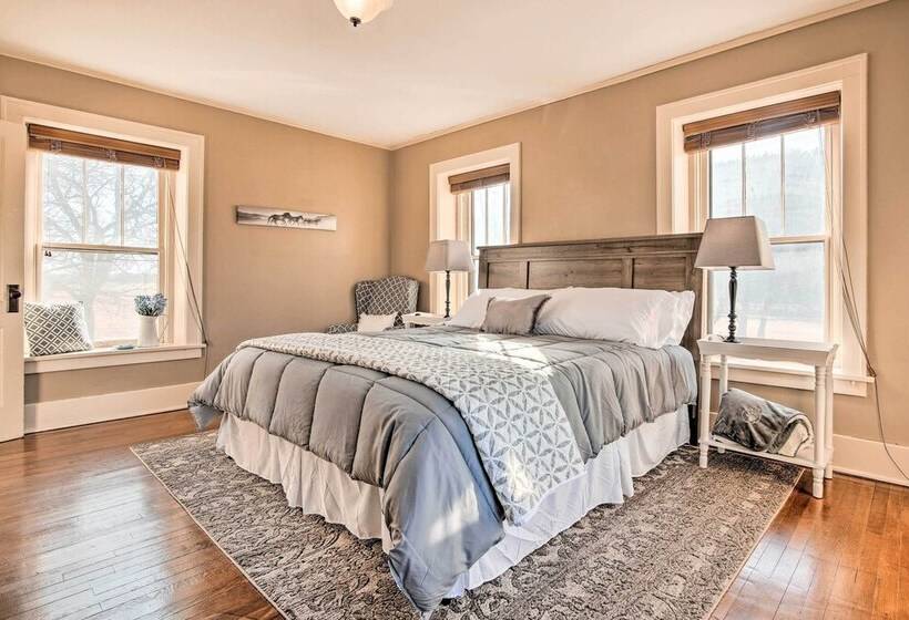 Pet Friendly Home: Grill & Fire Pit In Manhattan