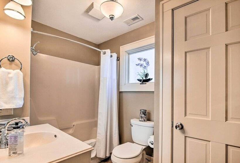 Pet Friendly Home: Grill & Fire Pit In Manhattan