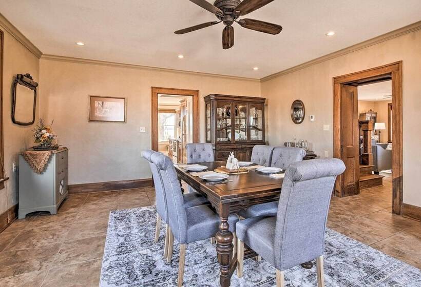 Pet Friendly Home: Grill & Fire Pit In Manhattan