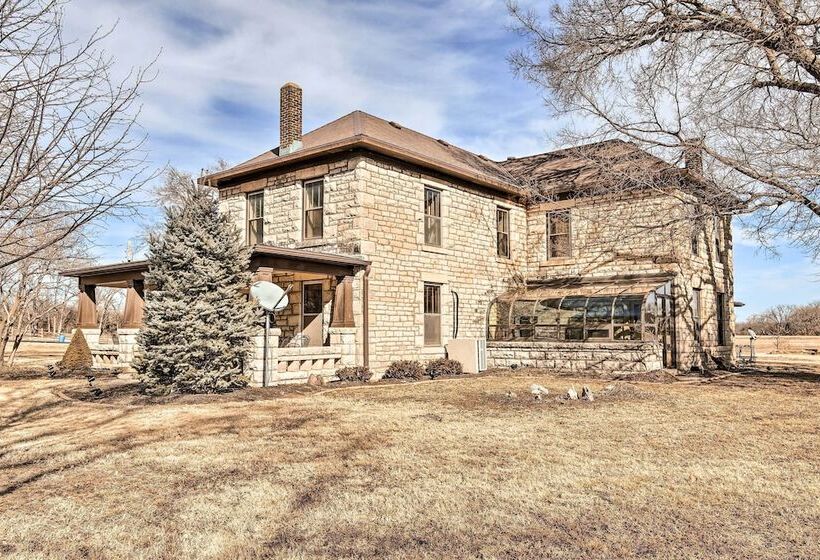 Pet Friendly Home: Grill & Fire Pit In Manhattan