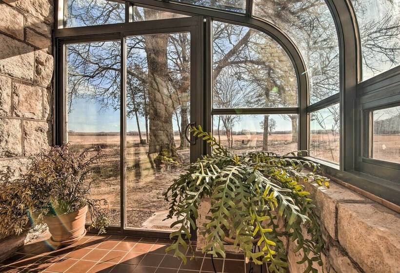 Pet Friendly Home: Grill & Fire Pit In Manhattan