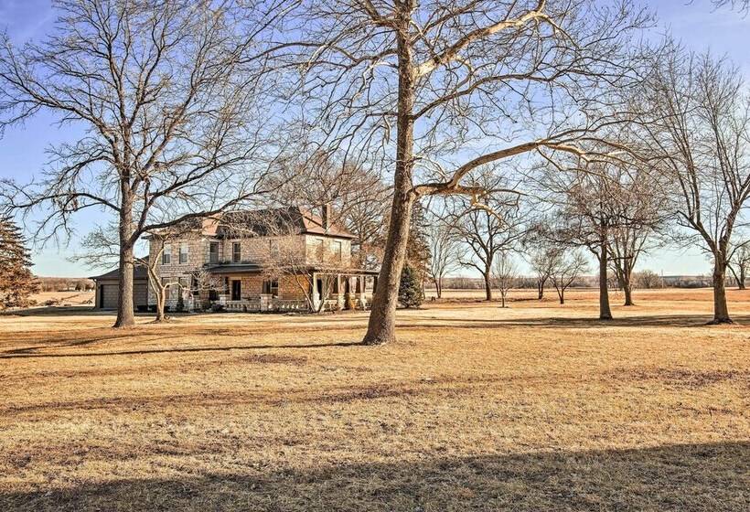 Pet Friendly Home: Grill & Fire Pit In Manhattan