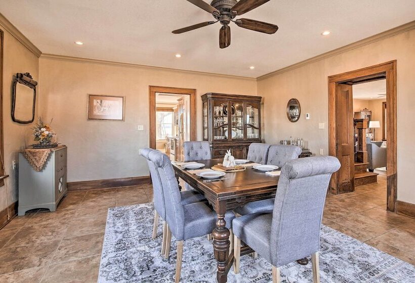 Pet Friendly Home: Grill & Fire Pit In Manhattan