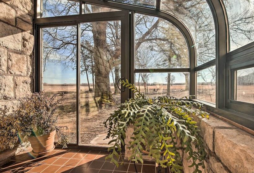 Pet Friendly Home: Grill & Fire Pit In Manhattan