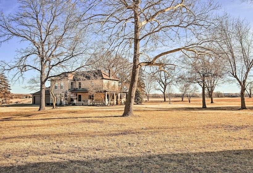 Pet Friendly Home: Grill & Fire Pit In Manhattan