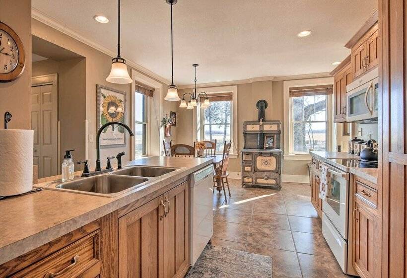 Pet Friendly Home: Grill & Fire Pit In Manhattan