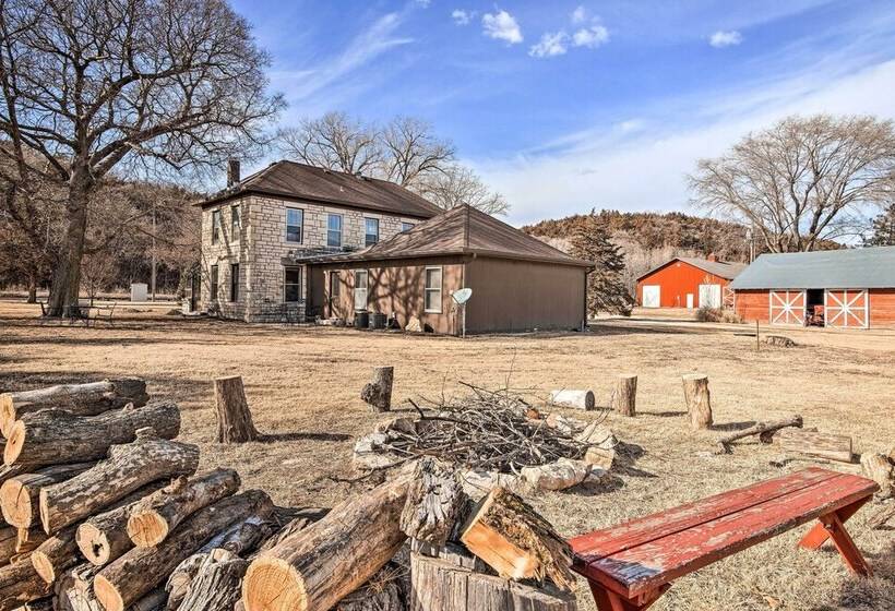 Pet Friendly Home: Grill & Fire Pit In Manhattan