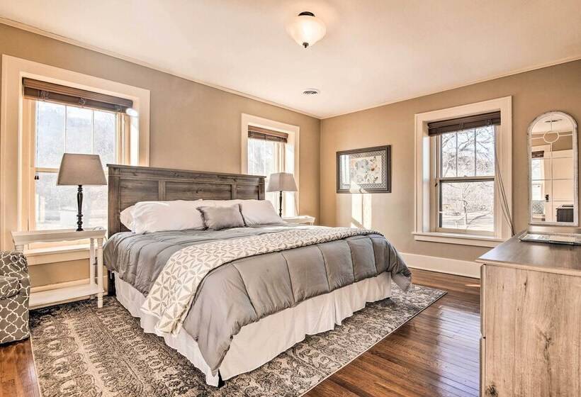 Pet Friendly Home: Grill & Fire Pit In Manhattan