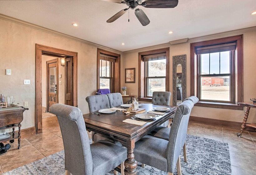 Pet Friendly Home: Grill & Fire Pit In Manhattan