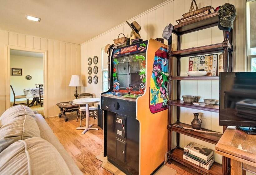 Pet Friendly Navasota Ranch House W/ Arcade!