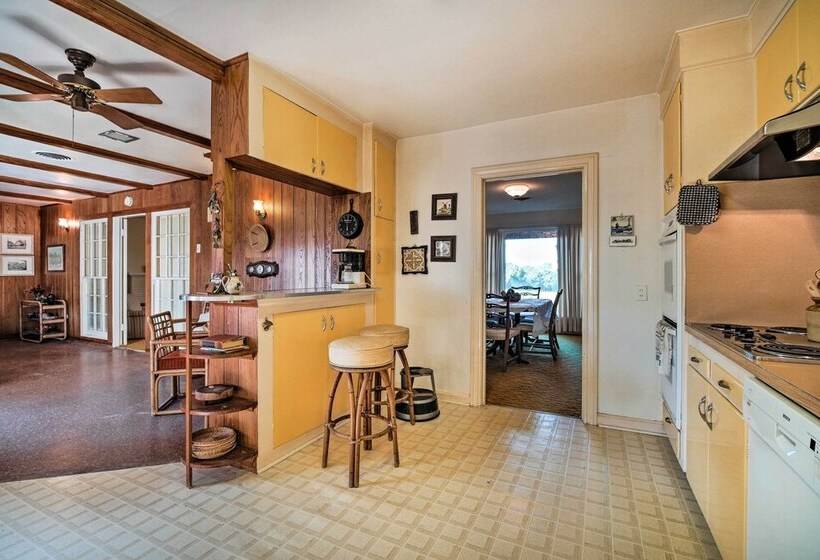 Pet Friendly Navasota Ranch House W/ Arcade!