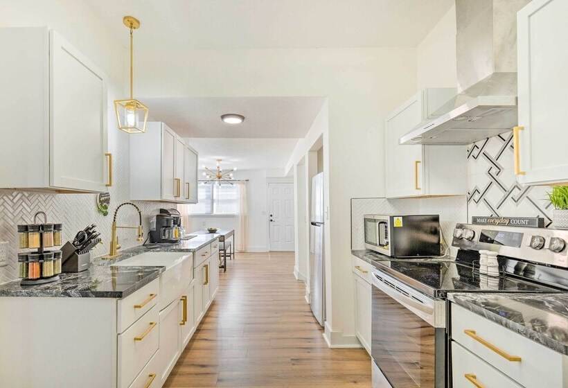 Pet Friendly Wichita Home W/ Deck, Near Dtwn