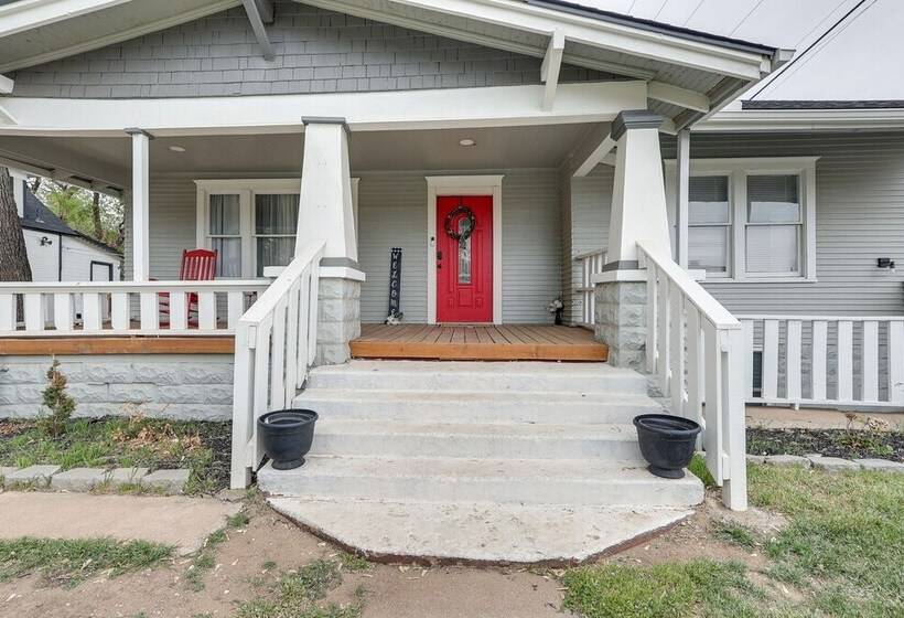 Pet Friendly Wichita Home W/ Deck, Near Dtwn