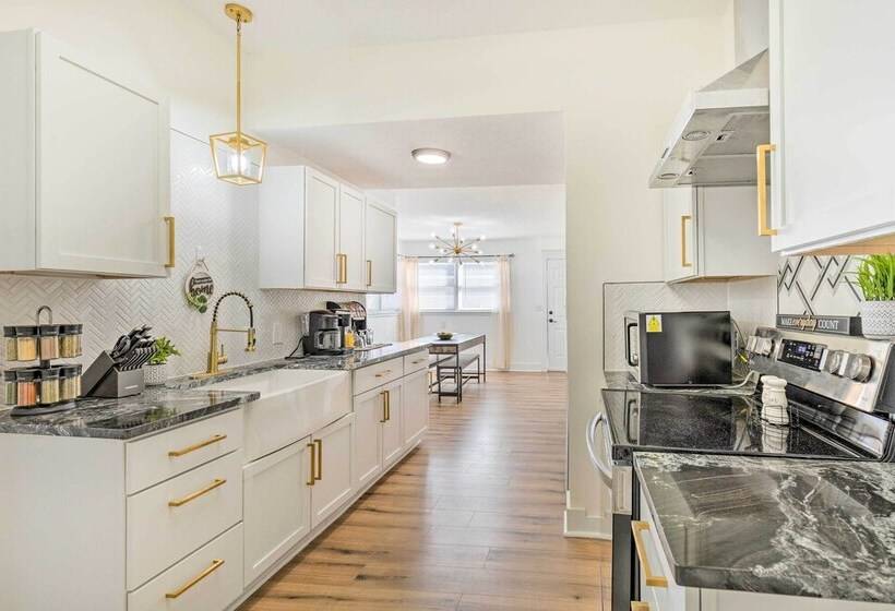 Pet Friendly Wichita Home W/ Deck, Near Dtwn